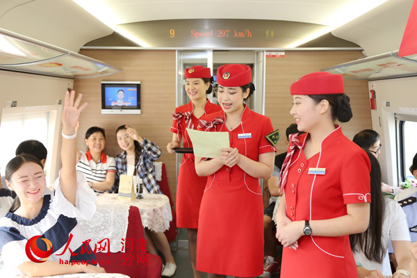 G560次列车上，高铁姑娘和旅客们进行禁毒知识互动答题