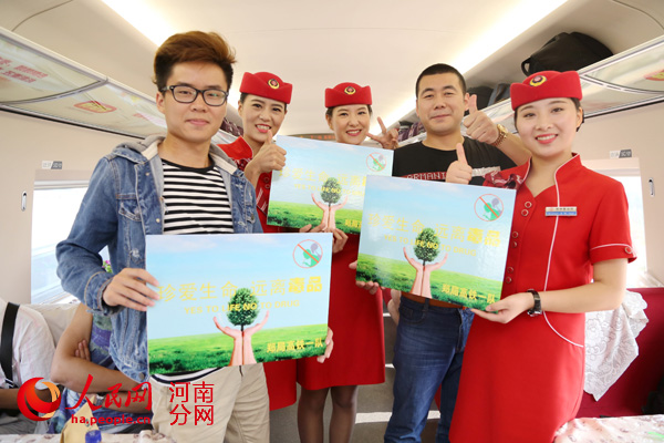 高铁姑娘和旅客们合影