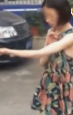 实拍女子吸毒后赤身裸体在街头手舞足蹈