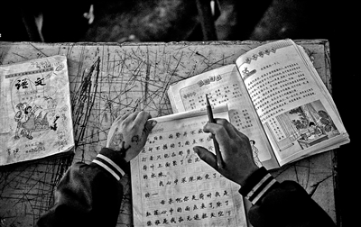 许多彝族的孩子和吉子吉色一样,希望通过读书改变自己的命运 摄影/本报记者 郝羿