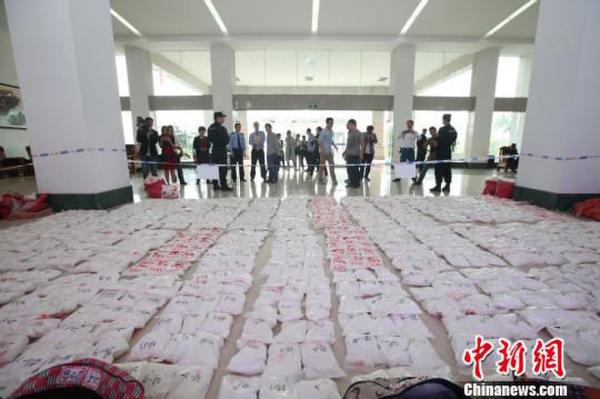 图为警方缴获的毒品。 朱剑华 摄