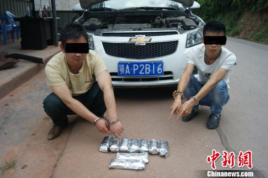 云南普洱查获贩毒案轿车脚垫夹层藏毒