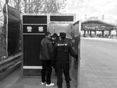 凉山州的“禁毒防艾”斗争:干警穿着防弹衣持枪执勤