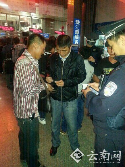 赵林正在开展毒品查缉工作