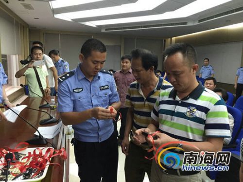 　海口市公安局刑警支队向失主返还被盗车辆钥匙。南海网记者 高鹏 摄