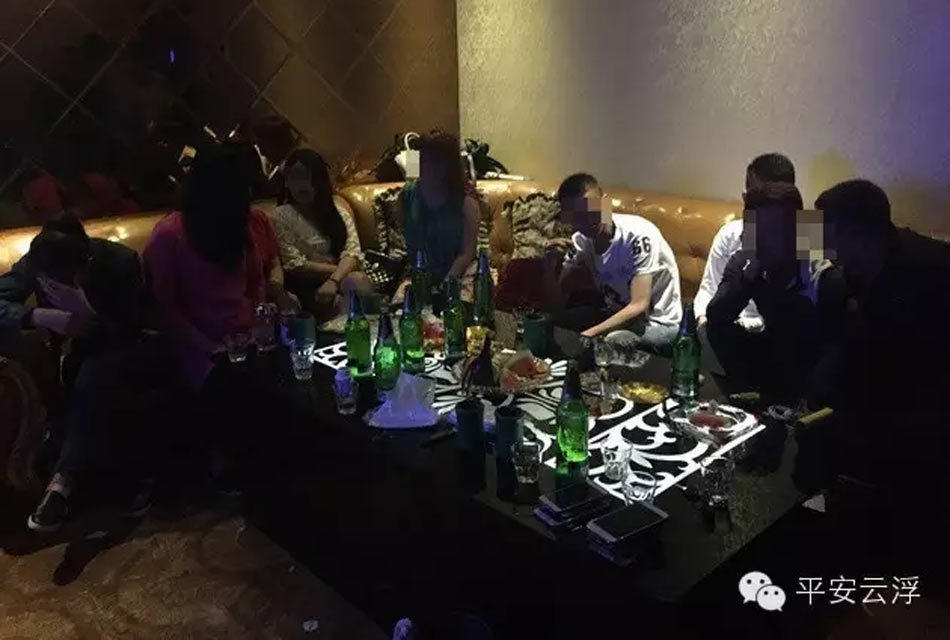 云浮8年轻男女酒吧里聚众吸毒 警察缴获疑似毒品67.27克