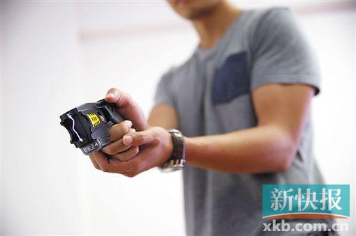 在缉毒工作中,阿锐他们经常会用到的“独门武器”泰瑟电击枪,它产生的电流能让人瞬间丧失行动能力。通讯员供图