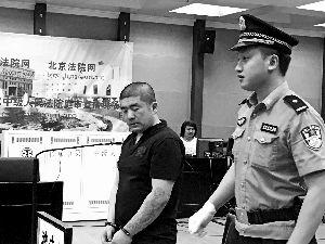 吸毒后产生幻觉,认为前妻欲加害自己,26岁的男子张宇(见图)持刀将对方杀害。昨天,张宇被控故意杀人罪在北京市二中院受审。被害人的妹妹当庭为被告人求情,称虽然恨他,但念及4岁的孩子失去了母亲,不能再没有父亲,不想追究他的刑事责任。