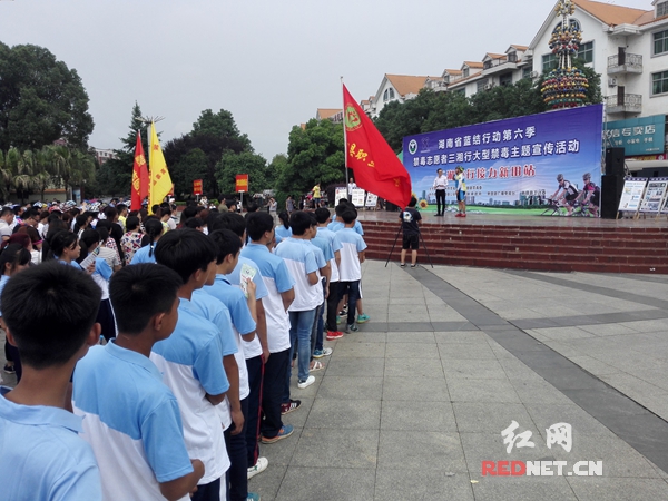 志愿者领队陈剑岷在现场唱起了自己改编的《环湘禁毒战歌》。