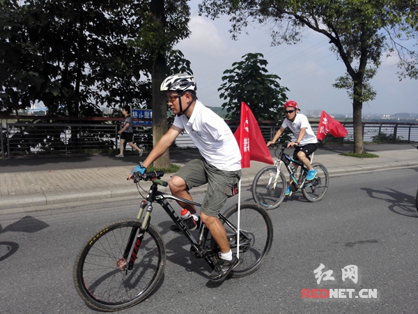“独臂大侠”李接新参与永州骑行接力。