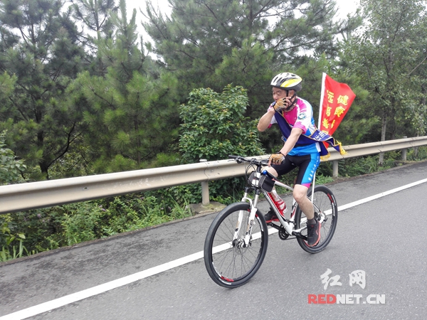 汗水阻挡不了宣传禁毒的热情。