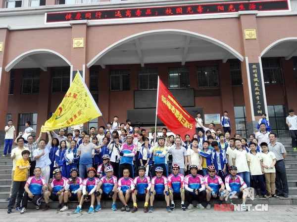 禁毒志愿者走进郴州桂阳的龙潭中学。