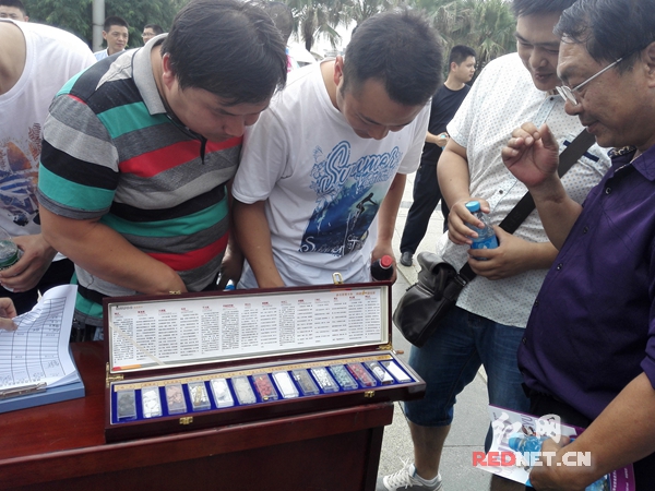 新田县活动现场摆放的毒品样品，供大家辨识。