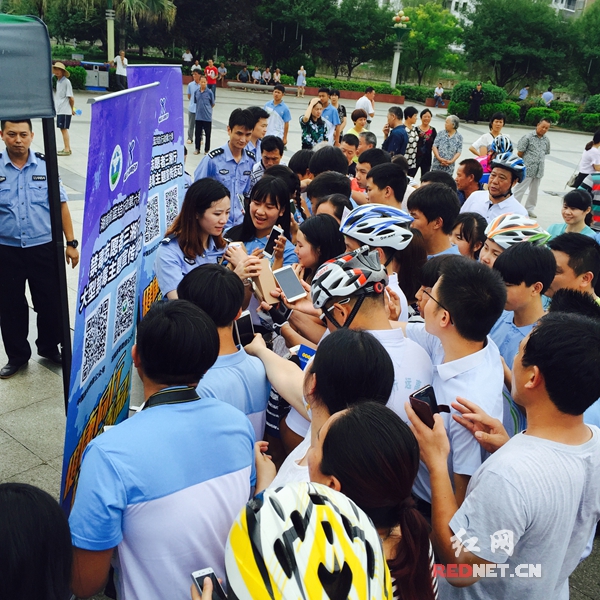 永州新田群众争相扫取二维码，关注禁毒。