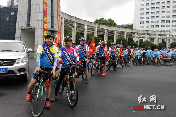 100多名禁毒志愿者从吉首集结出发,踏上征途。