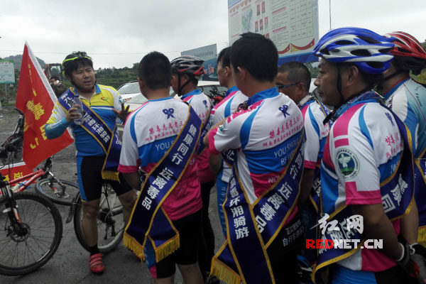 出发后,第一次休整,讲解山区骑行要点。