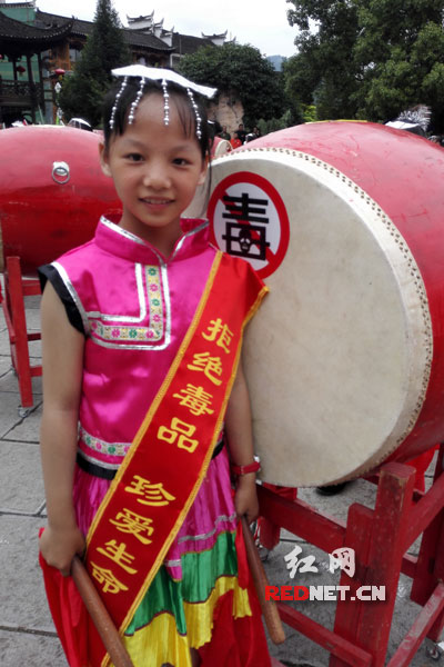 或许还分不清毒品有哪些,但土家族小姑娘吴慧宇已经知道毒品害人害己害社会,一定要远离。