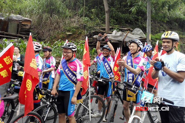 禁毒志愿者在默戎苗寨与当地群众互动