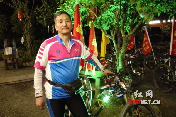 经过9个小时的骑行,身体虽然疲惫,67岁的马本中依旧热情高涨