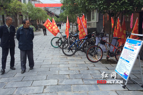 默戎苗寨,禁毒宣传展板刚摆放好,就吸引了路人观看。