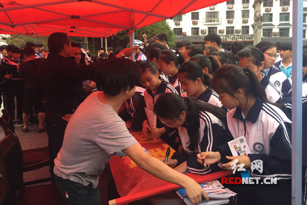 在古丈县,禁毒志愿签名现场火爆。