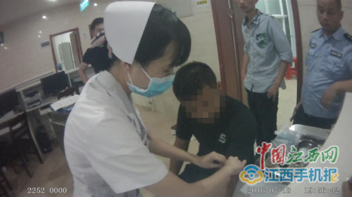 男子吸毒后开豪车上高速出车祸 受损近百万