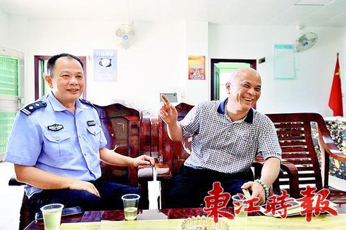 叶斌傑（右）与三和派出所教导员叶建光。