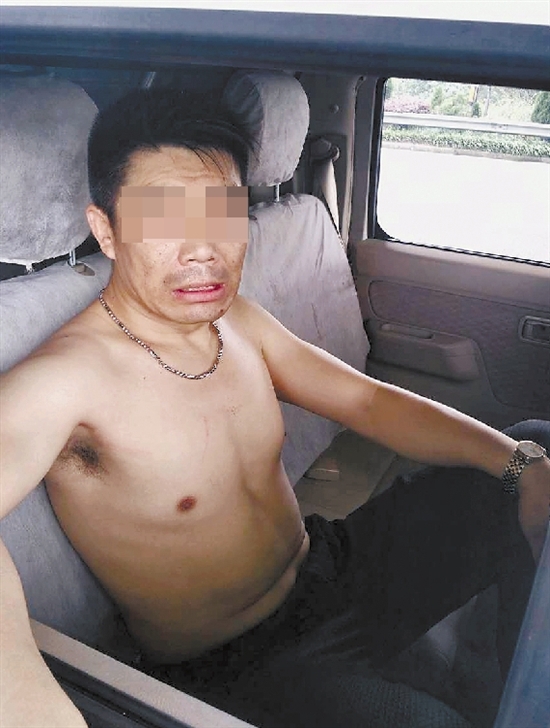 高速交警赶到时,这名男子正赤膊对妻子施暴。