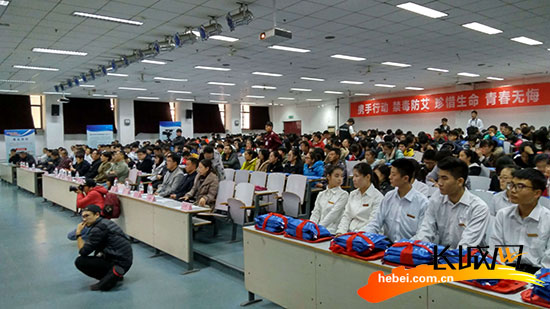 学生们积极参加本次活动。 长城网 刘春亮摄