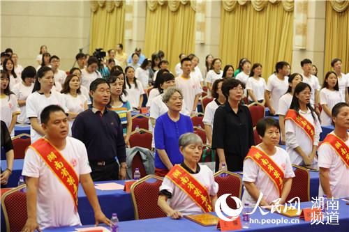 湖南“最美禁毒妈妈”出炉 全国文明家庭获颁“禁毒宣传大使”称号