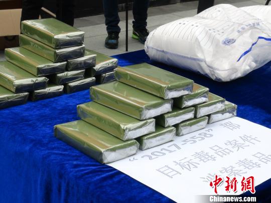 南宁、广州警方侦破“2017- 558”部目标毒品案件新闻通报会现场。 王敏 摄
