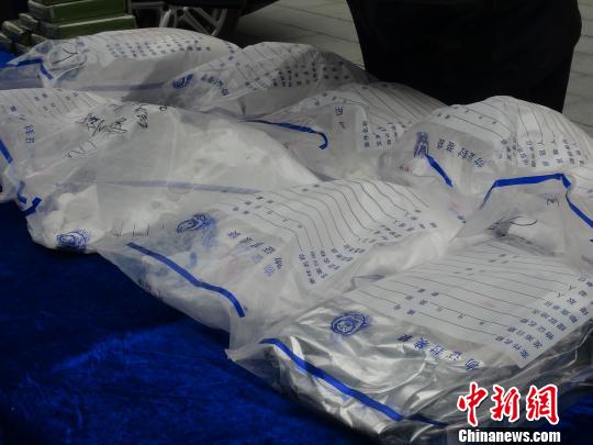 南宁、广州警方侦破“2017- 558”部目标毒品案件新闻通报会现场。 王敏 摄