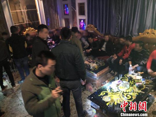 广西钦州一男子为女友庆生开“毒品聚会”37人吸毒助兴被抓