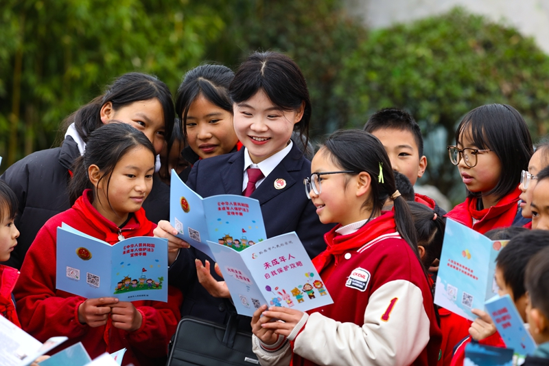 2025年12月24日，黔西市检察院检察干警到绿化白族彝族乡培育小学开展法治安全宣传教育活动。图为检察干警正在给学生们讲解《中华人民共和国未成年人保护法》中相关法律法规。 (4)