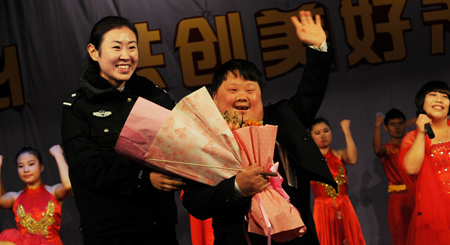 山东：残疾人艺术团走进鲁中强戒所进行专场慰问演出