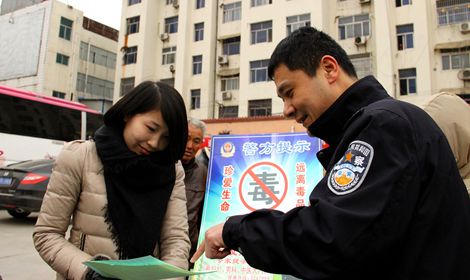 民警返程高峰为旅客宣讲禁毒知识