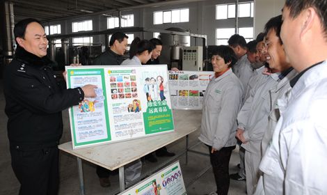 山东：民警走进企业为工友们宣传禁毒知识