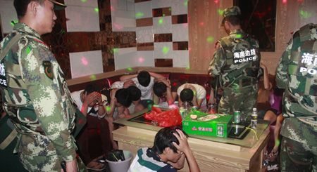 破旧房屋改装KTV聚众吸毒 民警深夜出击抓获21人