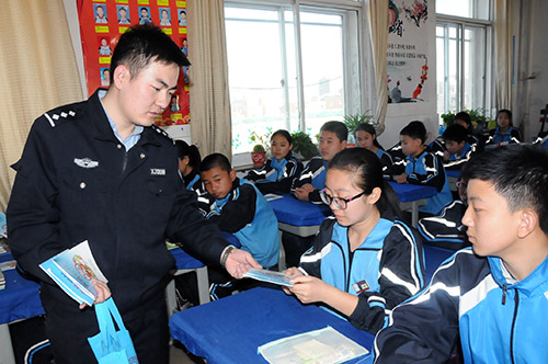 巴彦淖尔市禁毒办深入临河区园丁学校开展青少年毒品预防教育宣传