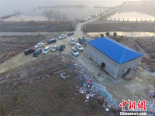 聚众吸毒52人被拘留