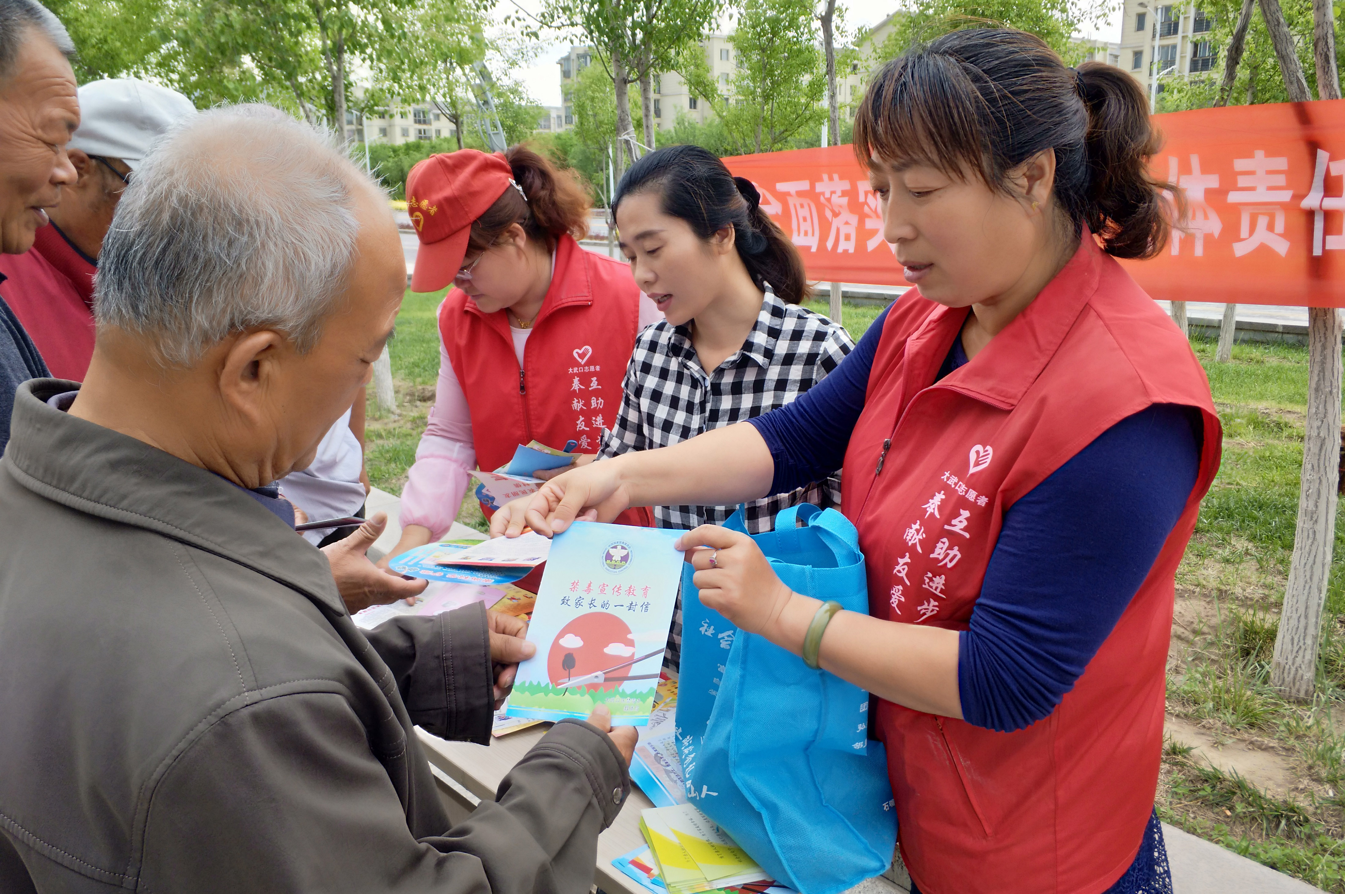 义剪禁毒宣传进社区