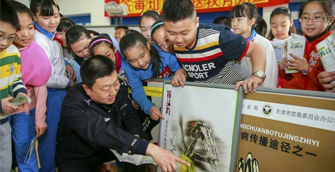 天津市禁毒摄影作品巡展在滨海国际机场开幕
