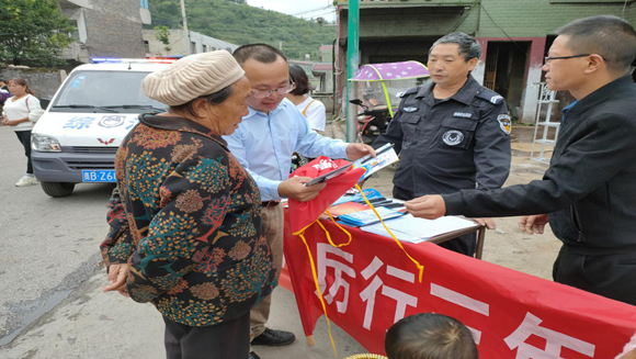 贵州六盘水开展禁毒“大扫除”宣传活动