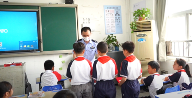 中国禁毒基金会奖励发现罂粟的3名小学生