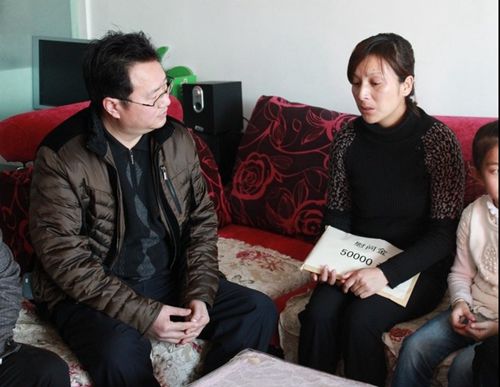 国家禁毒基金会秘书长李宪辉慰问邵彦鹏同志家属（图）