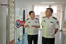 马明参观内蒙古禁毒宣传公益广告作品展