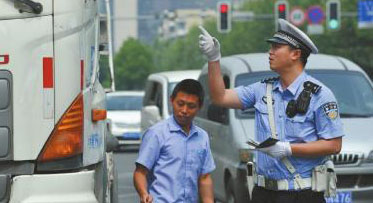 查车牌看脸色 成都交警“一哥”一眼识破毒品车