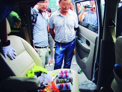 南京警方在易拉罐里查获毒品(图)