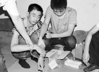 落网毒贩为立功赎罪 配合警察打电话钓出同行