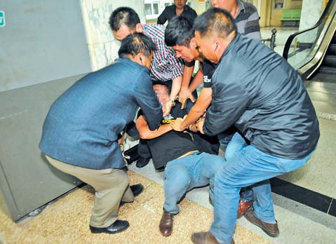 从瘾君子到毒贩：一个推销员的"不归路"